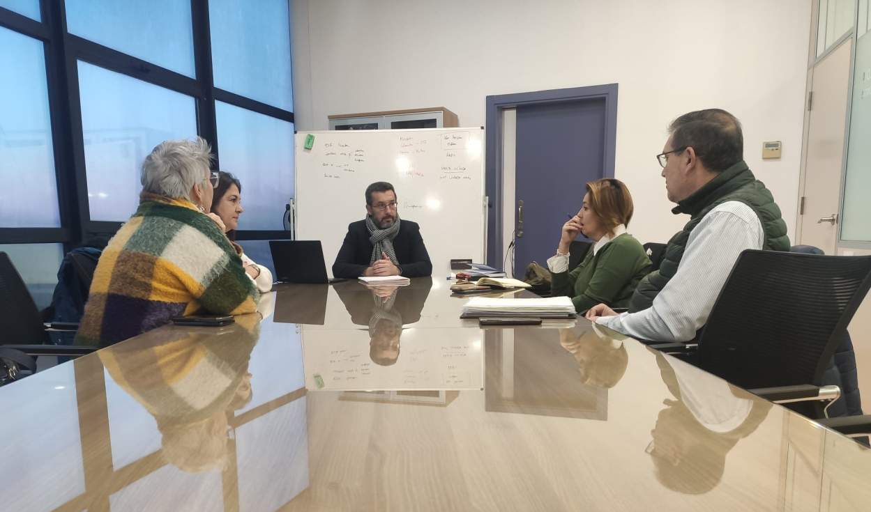 Un momento de la reunión del alcalde con los concejales.