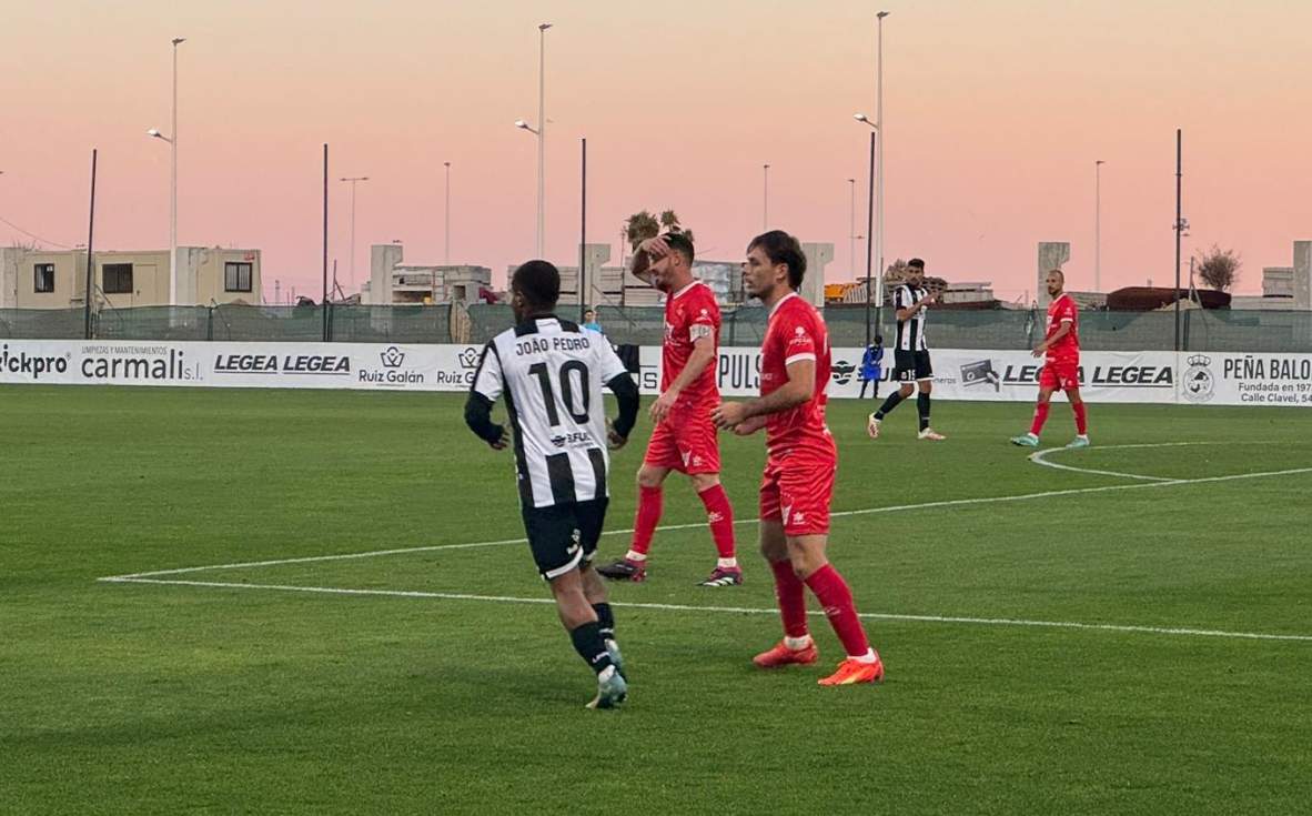Joao Pedro, vigilado de cerca por un jugador del Antoniano.