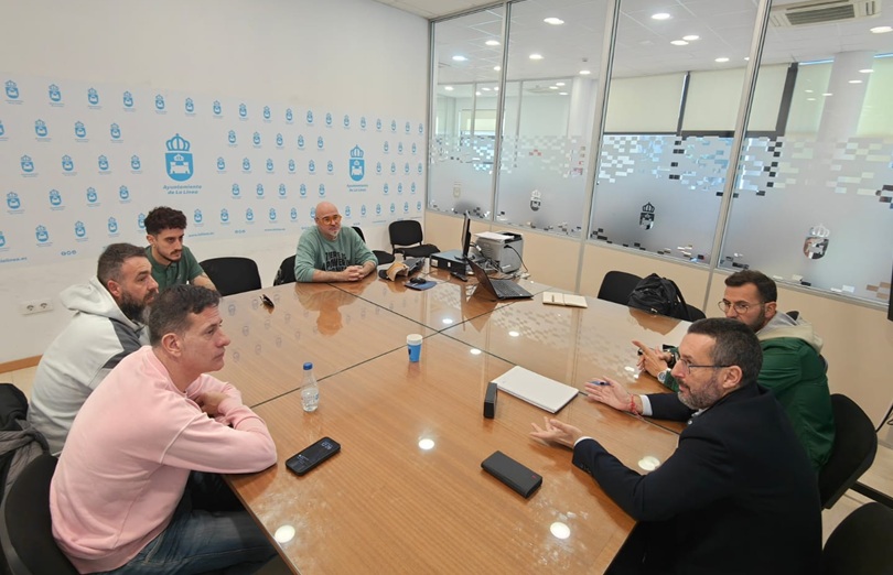 Imagen de la reunión del alcalde con la directiva de Alaho.