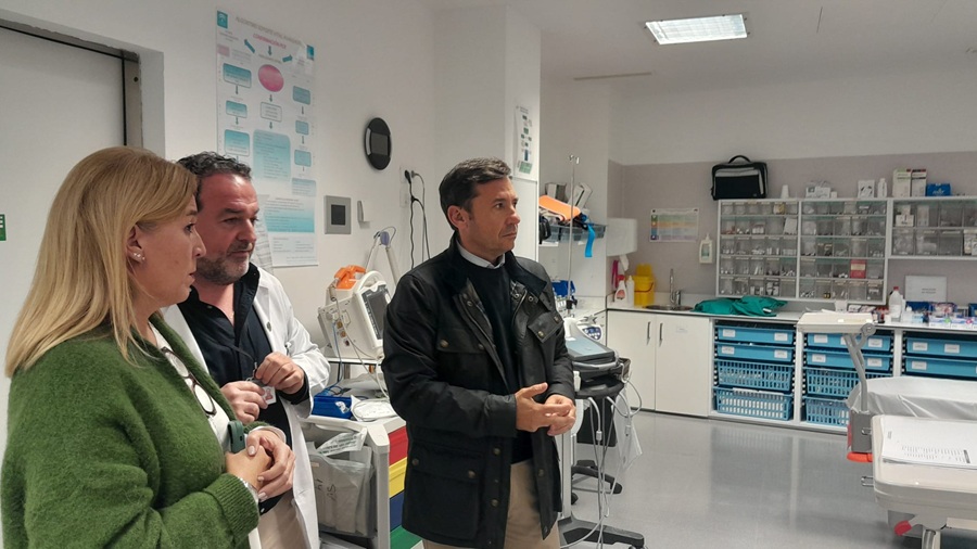 Pajares y Ros, junto al gerente del hospital universitario linense.