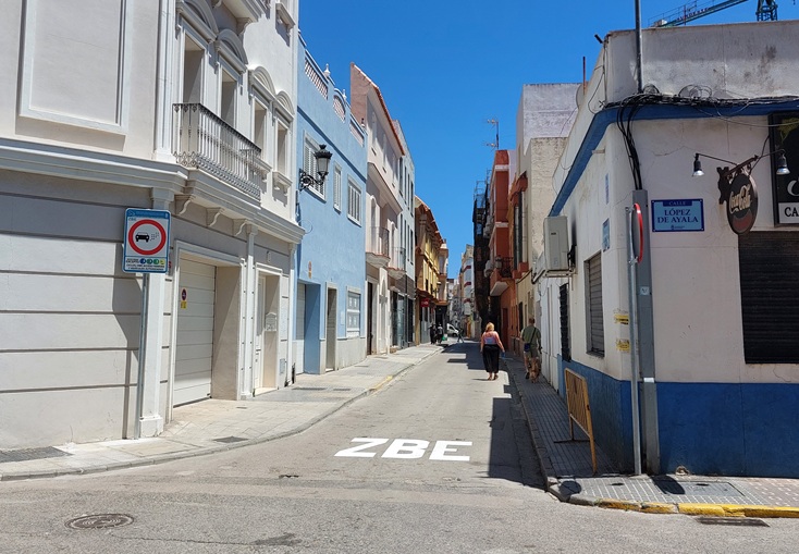 Acceso a la zona de bajas emisiones en la calle Isabel la Cat&oacute;lica.