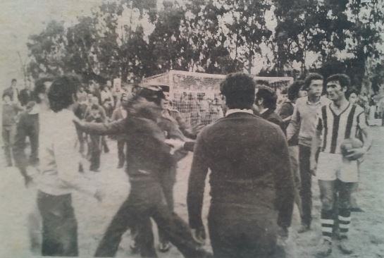 Bancalero, con el balón en las manos en el partido de Estepona.
