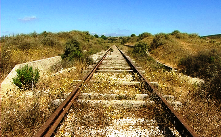 Vía del tren que nunca llegó a funcionar en La Línea.