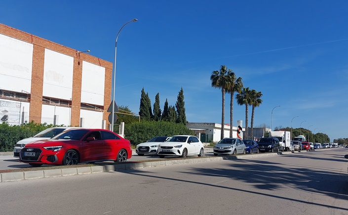 Cola de coches por la carretera de las Industrias.