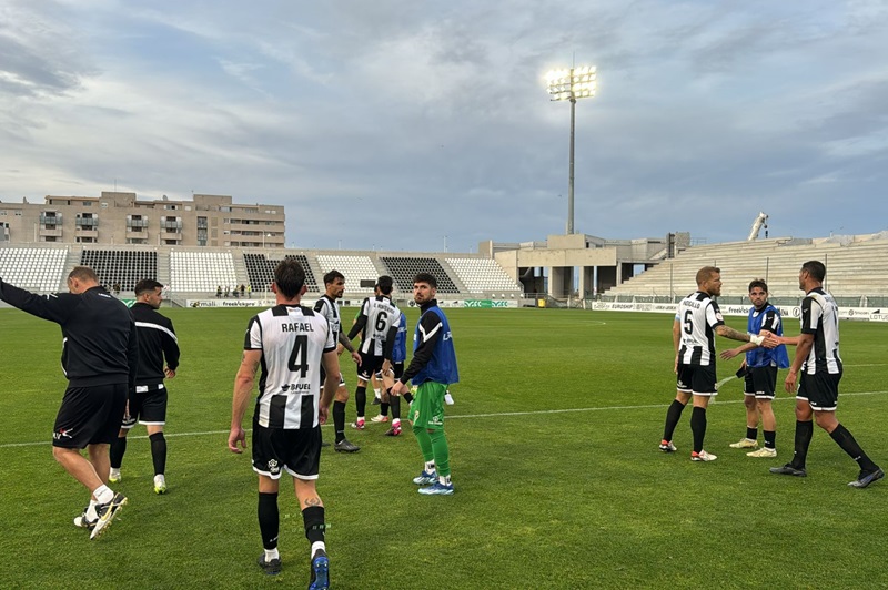 Los jugadores se retiran tras saludar a los espectadores del fondo.