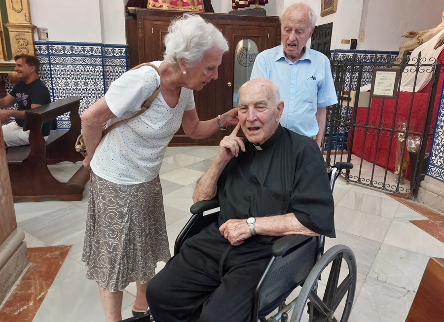 El padre Junco atiende a una feligresa en el santuario de la Inmaculada.