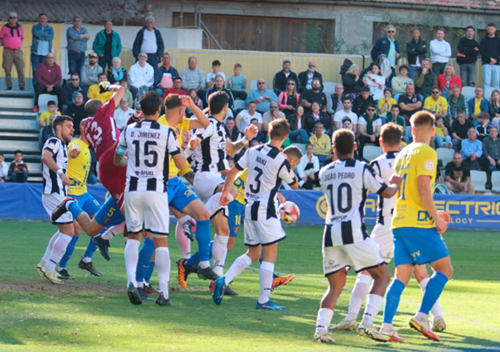 Ackermann sale a despejar un centro sobre el área de la Balona (Foto Orihuela CF).
