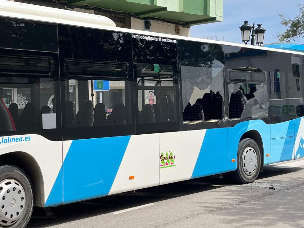 Estado en el que quedó el autobús tras la colisión.
