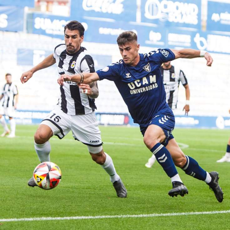 Diego trata de frenar un ataque de los locales (Foto UCAM Murcia).