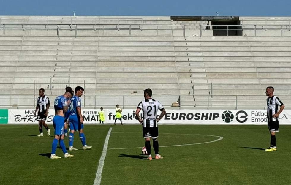 Romero se dispone a lanzar una falta que terminó en córner.