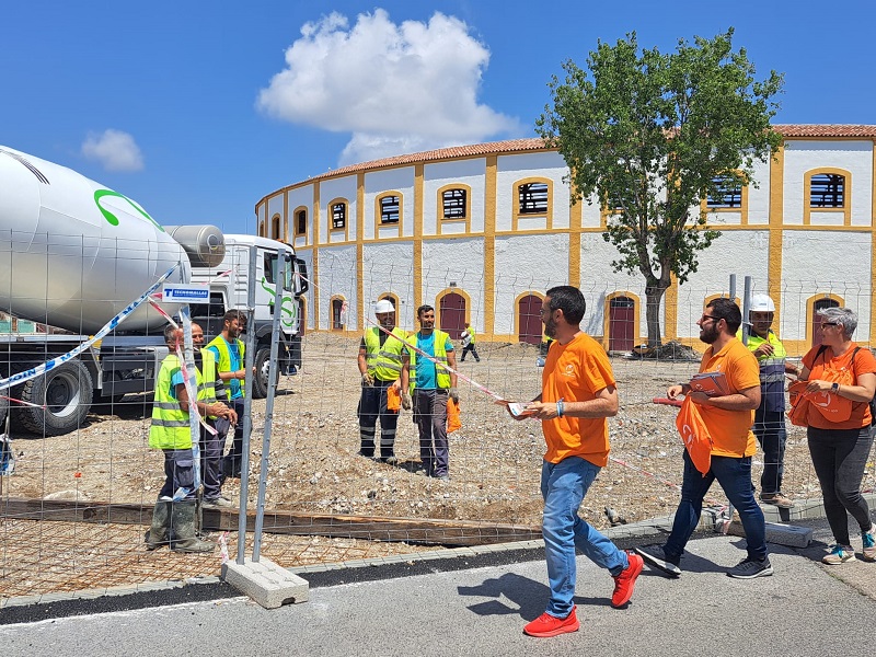 Juan Franco y miembros de su candidatura, junto a la plaza de toros.