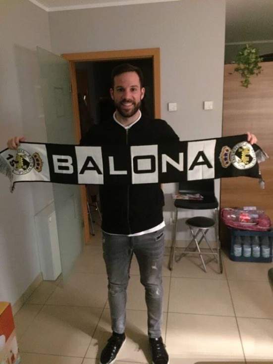 Gonzalo Castro exhibe una bufanda de la Balona.