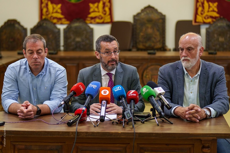 Comparecencia del alcalde con Juan Macías y Javier Vidal.