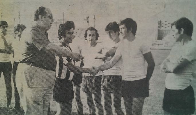 Paco Medina presenta la plantilla a Juan Antonio Román.
