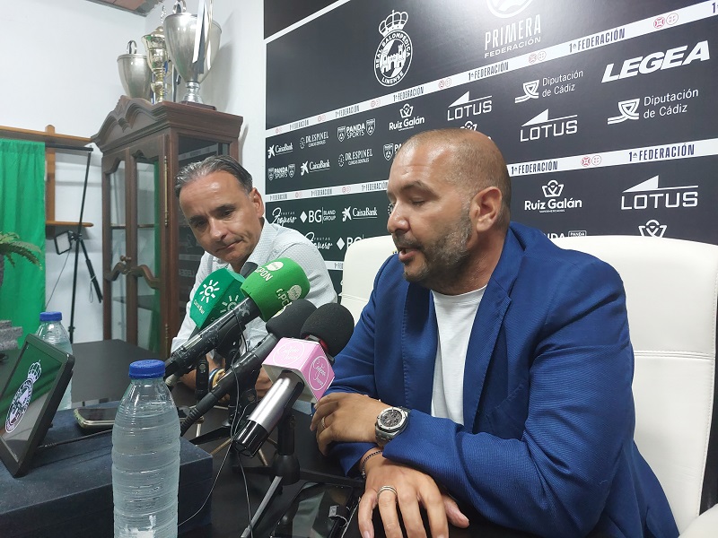 Pandalone, junto a Andrés Roldán en el anuncio de su adiós.