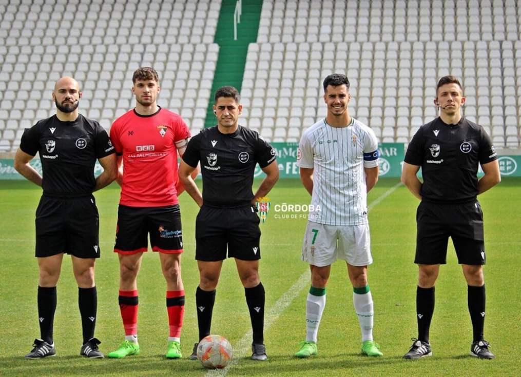 Palomares Gutiérrez, en el centro, en un partido en el Arcángel.