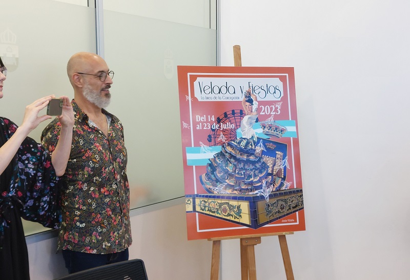 Jesús Villalta, junto a su obra.