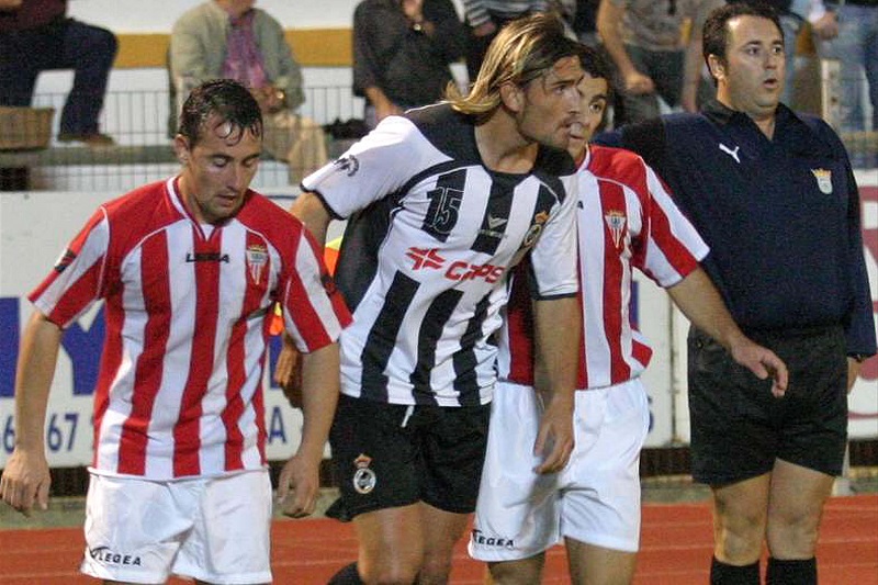 Belencoso, entre dos jugadores del Algeciras.