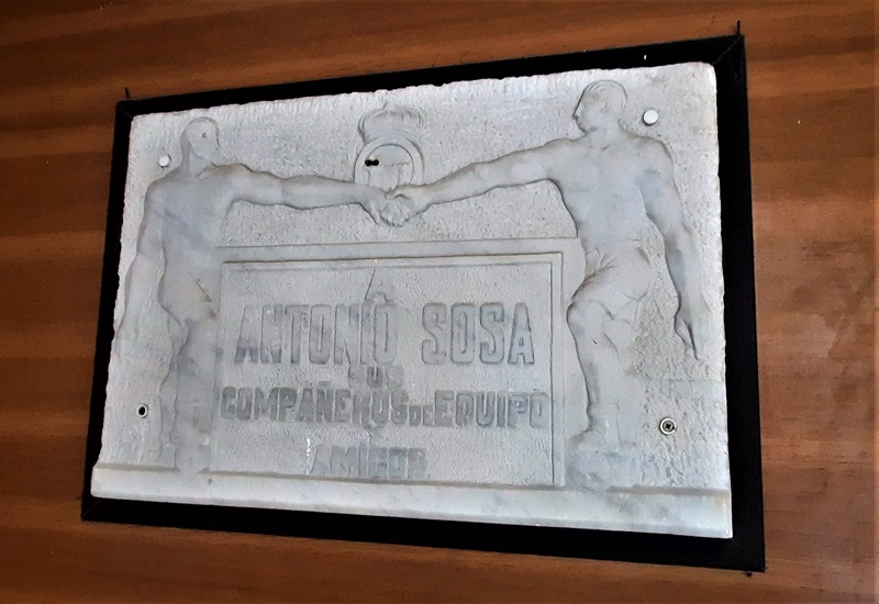 La placa en homenaje a Sosa, fallecido en febrero de 1949.