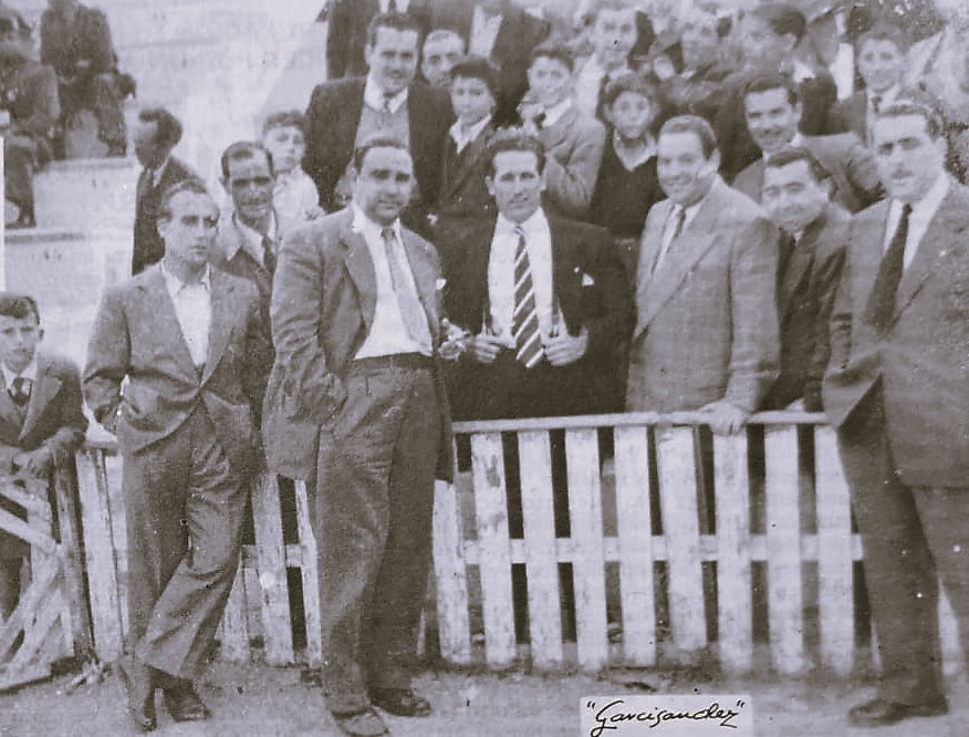 Antonio Belizón, con los tirantes, rodeado de sus directivos.