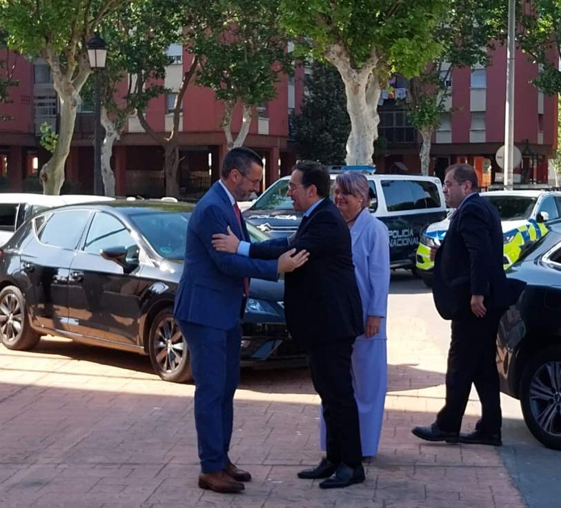 Franco y Albares se saludan ante el Ayuntamiento.
