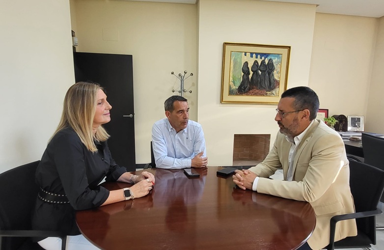 Un momento de la reuni&oacute;n del alcalde con Susana P&eacute;rez Custodio.