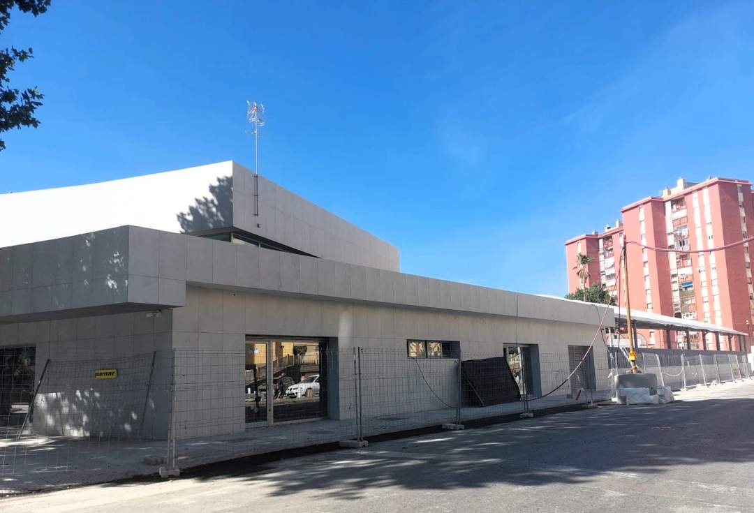 Lateral de la estaci&oacute;n de autobuses por la calle Focona.