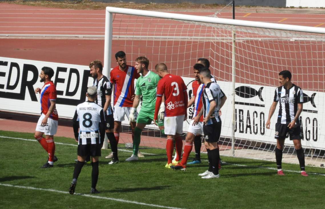 Cera, a la izquierda, en el Balona-Sevilla Atlético de 2020.