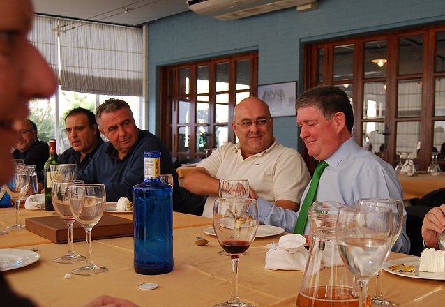 Luis Gil Moya, con corbata verde, junto a Manuel Aguilera y Alfredo Gallardo.