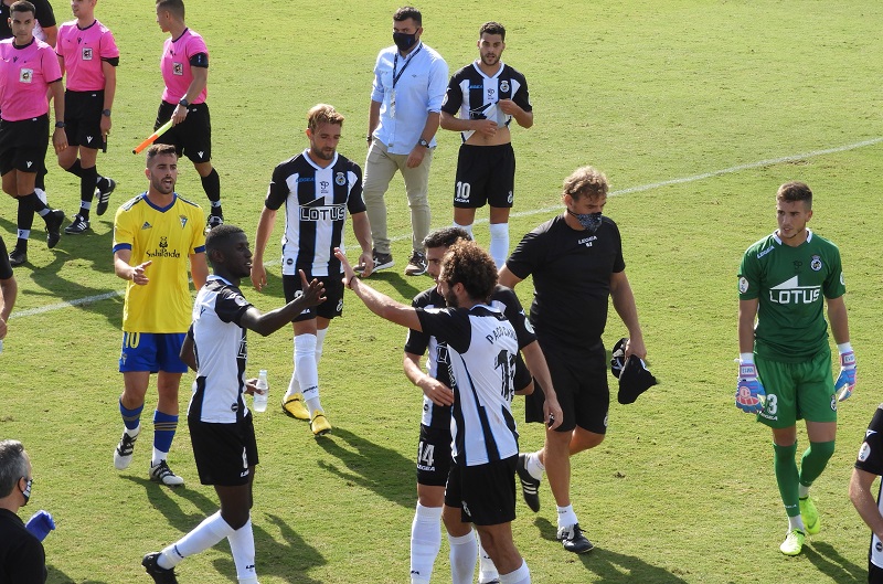 Javi Pérez, de amarillo, se dispone a saludar a los jugadores de la Balona tras el 1-2 de El Rosal en 2020.