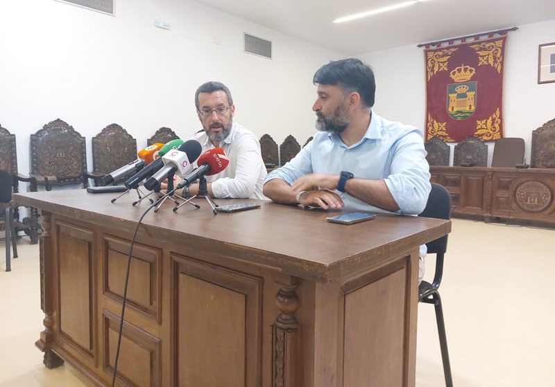 El alcalde y el concejal de Urbanismo, durante la comparecencia.
