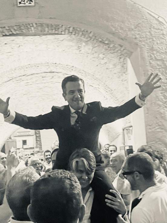 Juan Carlos Gordillo, a hombros tras su extraordinario pregón taurino.