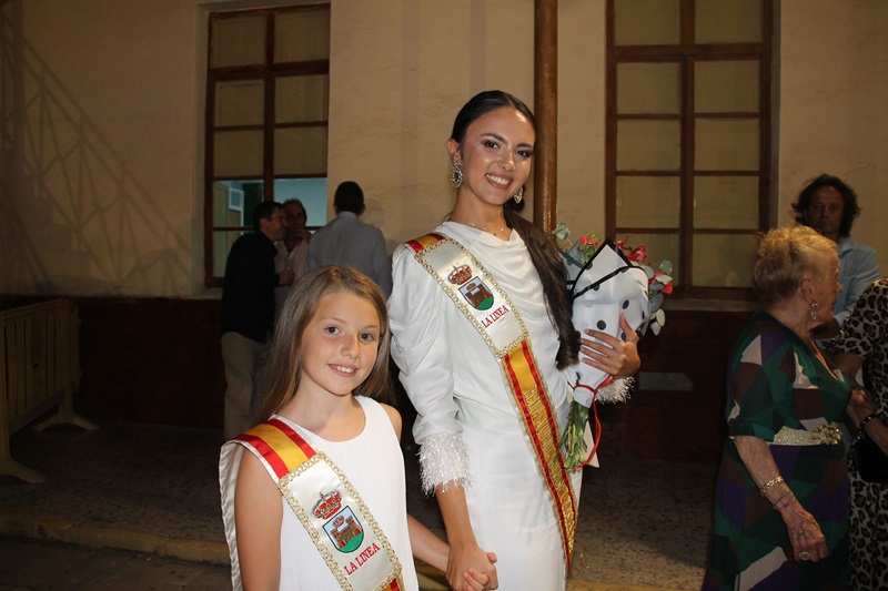 Malena Moyano, junto a la reina infantil.