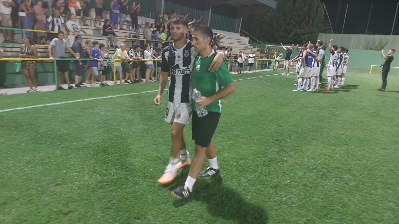 Fernando se retira a los vestuarios apoyado en Julio Rivera.