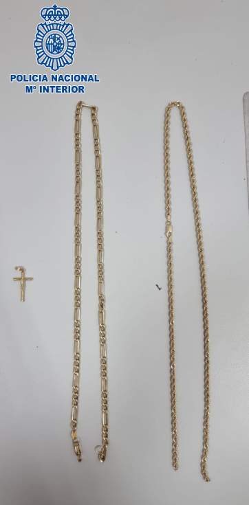 Joyas robadas por el detenido.