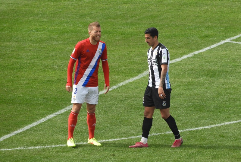 Morcillo marca a Dopi en un Balona-Recre.