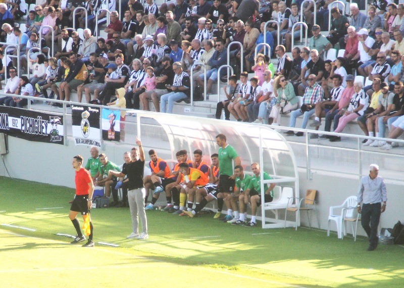 Mere se dirige a sus jugadores durante el partido.