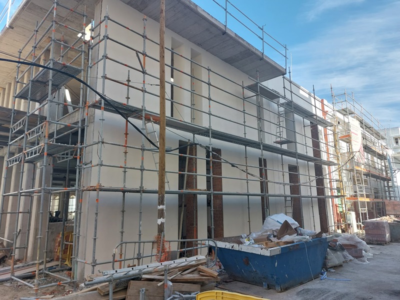 Aspecto del exterior del mercado en obras.