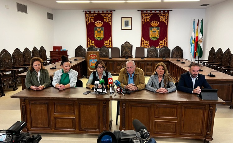 Autoridades y cofrades explican la situación de las donaciones.