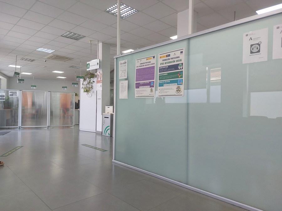 Interior de la oficina del SAE y del SEPE en La Línea.