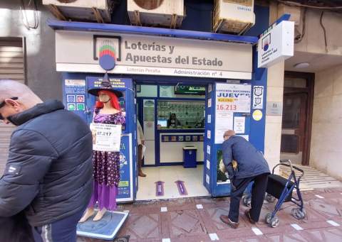 Loterías Peralta, en la calle Carboneros.